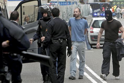 Enfrentamientos Entre Policía Y Antifascistas Que Querían Reventar Una Marcha De Extrema Derecha