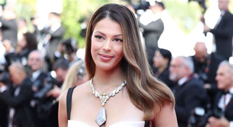 Iris Mittenaere est à couper le souffle dans une robe à découpe qui