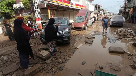 Flooding In Indonesias Capital Kills 47 Another 397000 Displaced