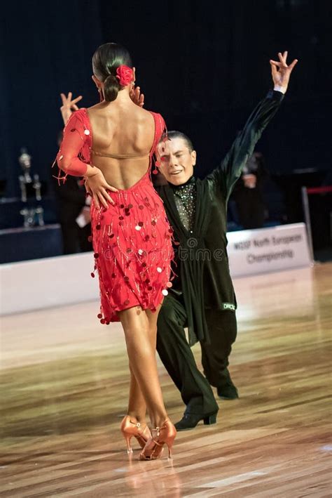 Bailarines Que Bailan La Danza Latina Imagen Editorial Imagen De Estilo Joven