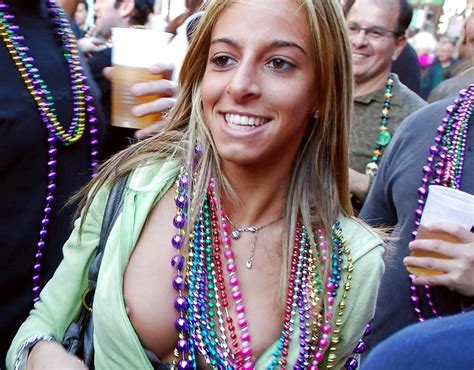 Downblouse Nipple Slides ZB Porn