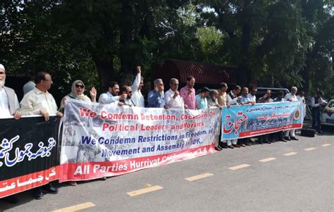 APHC AJK Holds Protest Outside Indian HC