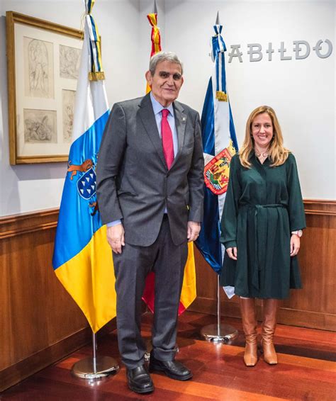 La Presidenta Del Cabildo De Tenerife Rosa D Vila Recibe Al Soberano