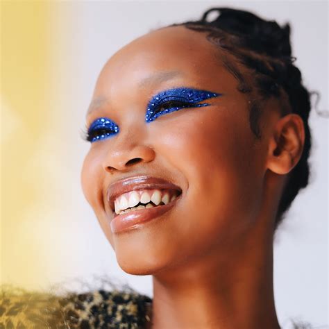 Hay una barra de labios mate y nude que hidrata como un bálsamo labial y aporta volumen