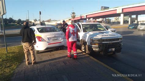 Quita derecho de paso y choca a taxista en periférico LEA de Saltillo