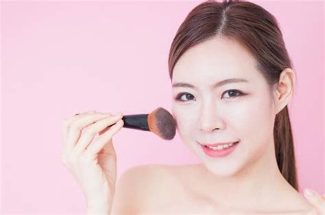 Rekomendasi Bedak Tabur Untuk Makeup Bebas Kilap Dan Tahan Lama Di