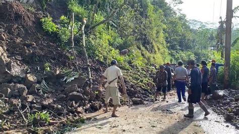 Tebing Setinggi Meter Di Banjarnegara Longsor Tutup Akses Jalan