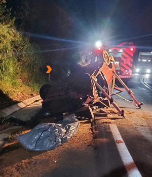 Idoso morre após capotar o carro na BR 282 e ficar preso às ferragens