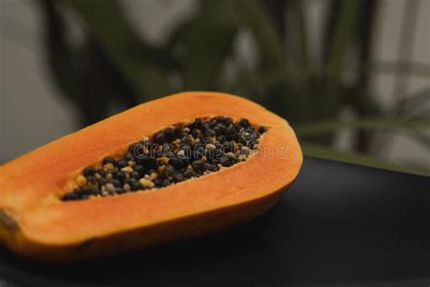 Papaya Madura De Medio Corte Con Semilla En Una Placa Blanca Trozos De