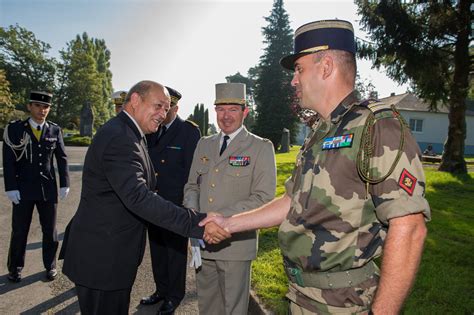 Visite Du Cemat Au E R Giment D Artillerie De Marine