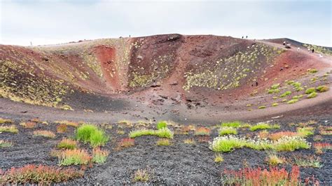 Premium Photo Tourists On Edge Of Big Crater On Mount Etna