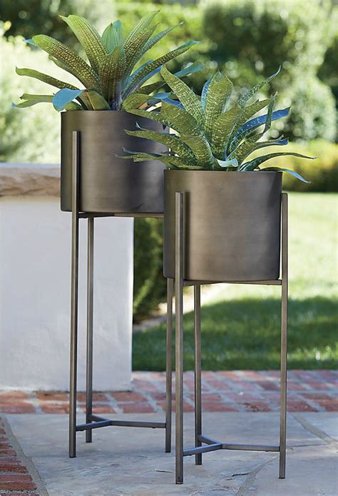 7 Modern Planters That Will Breathe Life Into Your Home