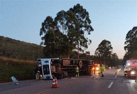 Carreta tomba interdita parcialmente e complica trânsito na BR 040