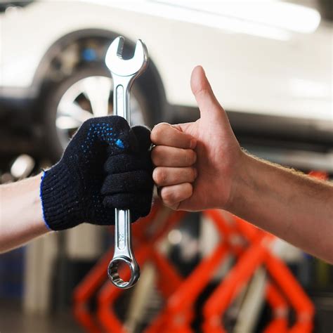 Primer plano de la mano de un mecánico de automóviles con una llave