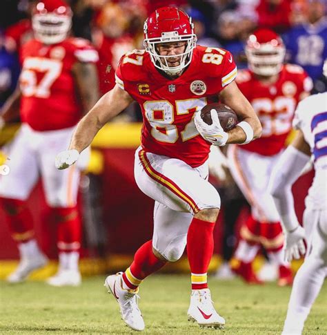 Travis Kelce - Bio, Girlfriend, Family, Net Worth, Contract, Facts