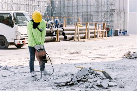 Taladro El Ctrico Del Trabajador De Construcci N Que Perfora La Tierra