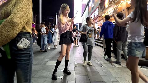 街拍夜幕下的成都，清純可愛的學生妹，呈現制服誘惑，4k，street Photography China Chengdu，sexy，beauty，long Legs，jk Youtube