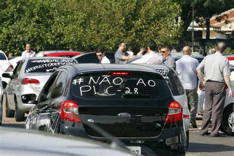 Motoristas De Aplicativos Fazem Protesto Em Porto Alegre