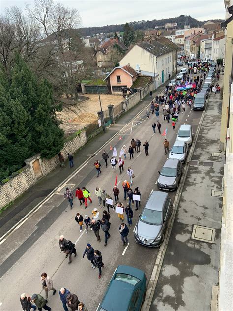 Jura Défense Des Hôpitaux Près Dun Millier De Manifestants Ont Fait