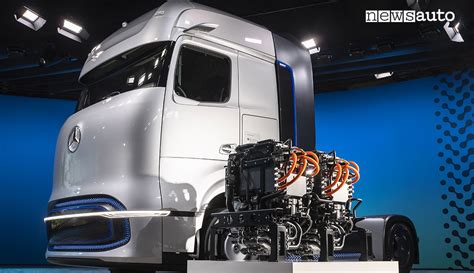 Camion a idrogeno liquido il futuro per Mercedes è il GenH2 Truck