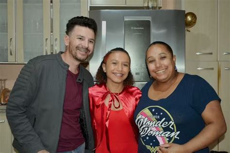 Filha de pai gay e mãe hétero viraliza ao contar sua história Famílias como a minha existem