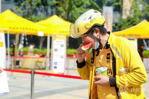 加大补贴、购买保险 江苏出台多条利好政策为快递小哥、外卖骑手送上“新年礼包” 我苏网