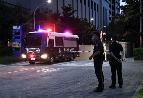 開酸鄭文燦 「早餐店女孩」徐巧芯立院發60份黑糖饅頭＋麥仔茶