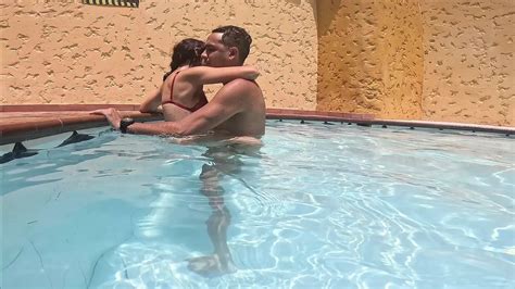 Echte paare haben echten unterwasser sex in öffentlichen pools gefilmt mit einer