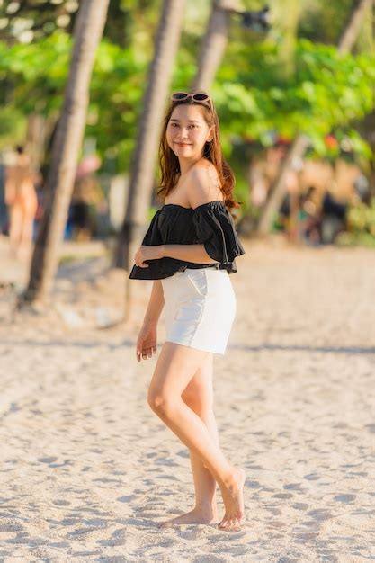 Portrait Belle Jeune Femme Asiatique Heureuse Et Sourit Sur La Plage