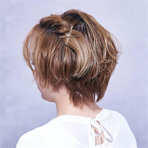 【動画あり】ショートヘアのヘアアレンジ12選！不器用でも簡単にできるテクニックを紹介 | SALONIA(サロニア)公式サイト