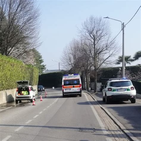 Esce Di Strada E Abbatte Un Idrante Le Abitazioni Restano Senza Acqua