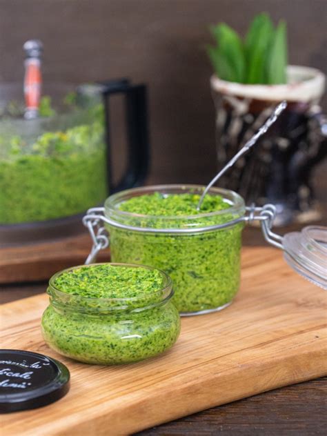 pesto de leurdă cu semințe de pin și parmezan