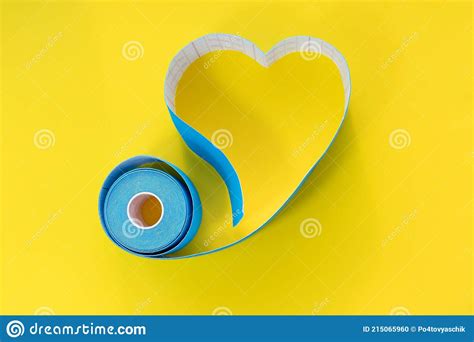 Bande Kinesio Bleue En Forme De Coeur Photo stock Image du médical