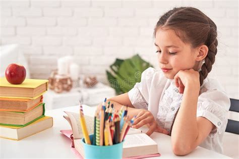 Menina Alegre Que Senta Se Na Tabela L Pis E Livros De Texto Aluno