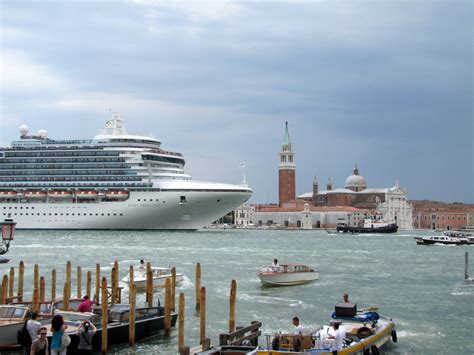 Italians Ban Large Cruises from the Historical Center Of Venice | ArchDaily