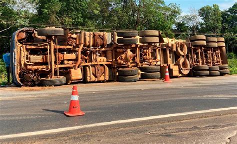 Carreta tomba e carga se espalha às margens da BR 163 em Sorriso Só