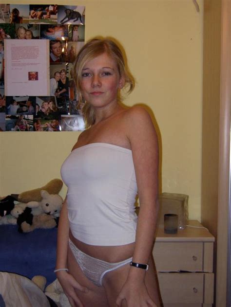 Shaved Blonde Wife Shows Her Hot Naked Body
