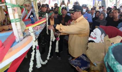 Tradisi Sedekah Laut Nelayan Kota Tegal Larung Kepala Kerbau