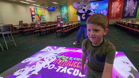 Chuck E Cheese 🧀 Time With Jade 1 Vs 1 Dance Battle With Chuck E