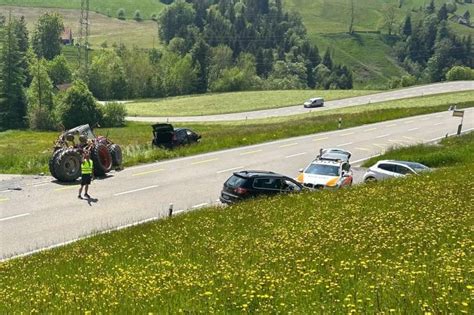 Trogen AR Totalschaden Nach Kollision Zwischen Auto Und Traktor