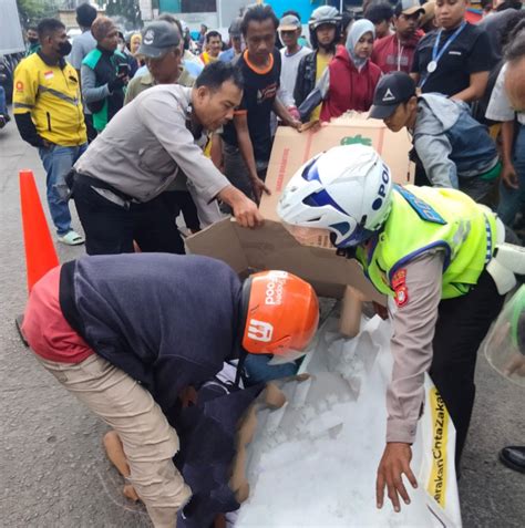 Naas Motor Dikendarai Seorang Pelajar Diduga Nyalip Truk Di Jalan