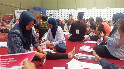 KPU Temanggung Surat Suara Selesai Disortir Lipat