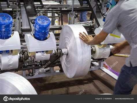 Trabajador Instalar Rollo Pel Cula Para M Quina Extrusora Polietileno