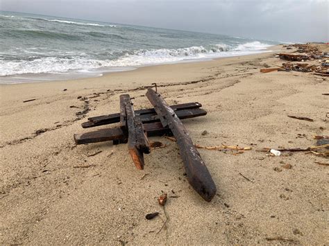 Cutro Forse Una Stiva Nascondeva Altri Profughi Il Mare Restituisce