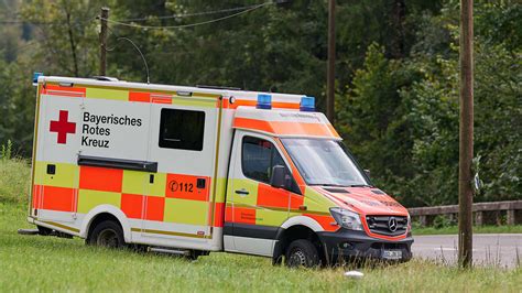 Auto St Rzt B Schung Hinab Junge Frauen Nach Unfall In Lebensgefahr