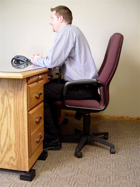 What is the standard desk height for best posture and ergonomics?