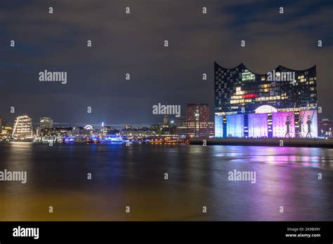 Panorama con la Filarmónica del Elba en Hamburgo Iluminado en los