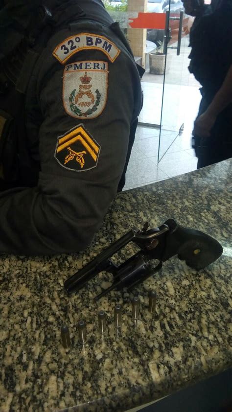 Homem Detido Por Porte Ilegal De Arma Ap S Den Ncia Da Mulher Em Rio