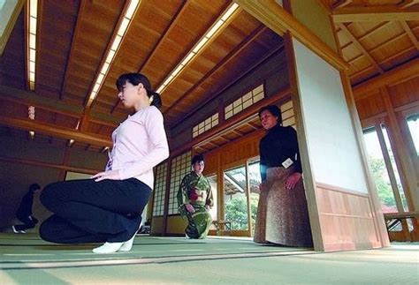 日本女人为何跪下服侍男人？优雅的跪姿给很多人留下深刻的印象 腾讯新闻