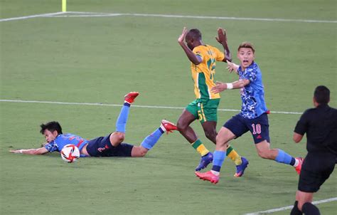 ＜東京五輪男子サッカー 日本・南アフリカ＞前半、久保（左）がエリア内で倒されるも笛は鳴らず。右は堂安（撮影・北條 貴史） ― スポニチ